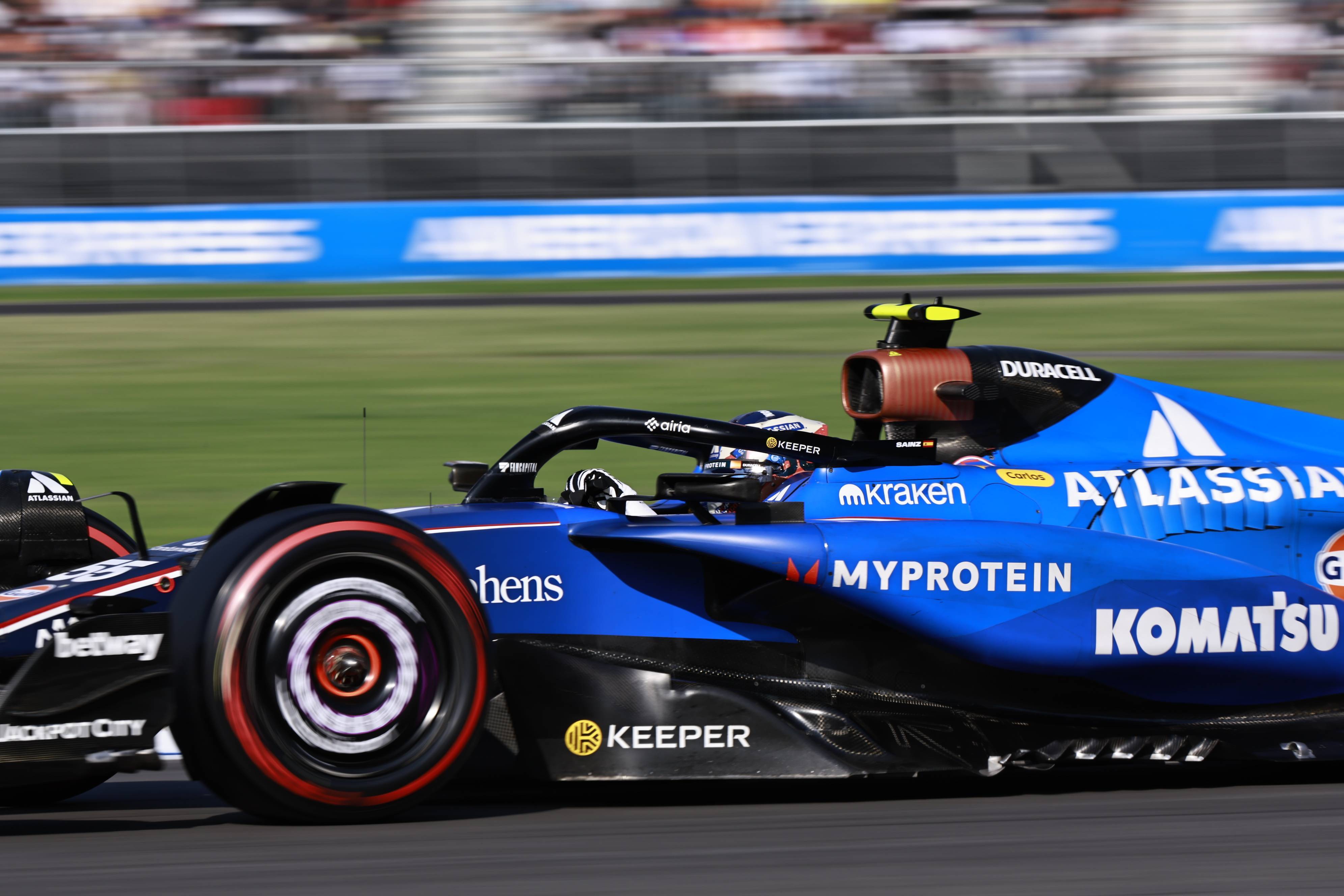 红牛车队险胜阿斯顿马丁，汉密尔顿刷新纪录